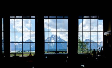 Bir tatil tatil Grand Teton Mountain bazı gerçekten güzel yansıması vardı bir pencereden ateş ederken.