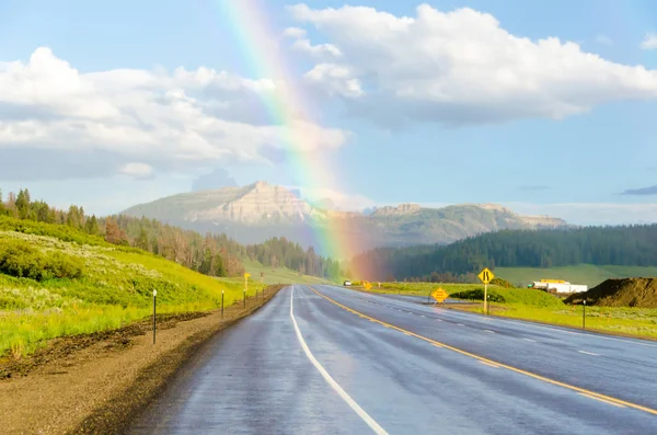 Mens Jeg Kørte Wyoming Bemærkede Jeg Regnbue Vejen Ved Jeg - Stock-foto