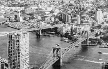 Bu havadan görünümü downtown Manhattan ve Brooklyn bir dron ama kaliteli kamera ile alınan değildi. Brooklyn Köprüsü ve Manhattan Köprüsü yanı sıra Dumbo Brooklyn görülebilir.