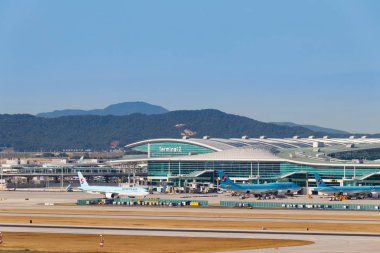 Incheon, Güney Kore - 17 Ağustos 2018 - Incheon Airport, Seoul, Güney Kore, Asya. Yolcu terminal 2 uçak ile. Koreanair uçak. Birden çok uçaklar.