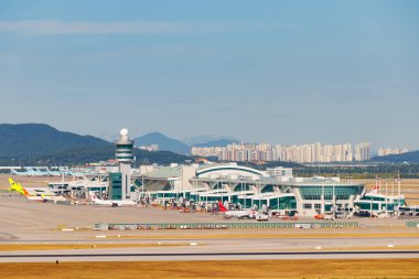 Ncheon, Güney Kore - 17 Ağustos 2018 - Incheon Airport, Seoul, Güney Kore, Asya. Yolcu uçağı ile terminal. Birden çok uçaklar