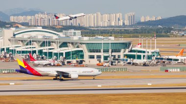 Incheon, Güney Kore - 17 Ağustos 2018 - Incheon Airport, Seoul, Güney Kore, Asya. Yolcu uçağı ile terminal. Asiana Airlines uçak. Birden çok uçaklar. 