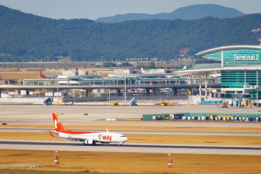 Incheon, Güney Kore - 17 Ağustos 2018 - Incheon Airport, Seoul, Güney Kore, Asya. Yolcu terminal 2 uçak ile. Koreanair uçak. Birden çok uçaklar. Tway havayolları uçak.