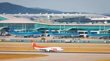 Incheon, Güney Kore - 17 Ağustos 2018 - Incheon Airport, Seoul, Güney Kore, Asya. Yolcu terminal 2 uçak ile. Koreanair uçak. Birden çok uçaklar. Tway havayolları uçak.