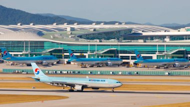 Incheon, Güney Kore - 17 Ağustos 2018 - Incheon Airport, Seoul, Güney Kore, Asya. Yolcu terminal 2 uçak ile. Koreanair uçak. Birden çok uçaklar.
