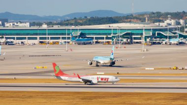 Incheon, Güney Kore - 17 Ağustos 2018 - Incheon Airport, Seoul, Güney Kore, Asya. Yolcu terminal 2 uçak ile. Koreanair uçak. Birden çok uçaklar. Tway havayolları uçak.