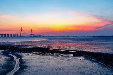 Incheon köprü gece sahne. Çeşitli renklerin Incheon köprü gece görünümü. Denizin üzerine düşünceler. Incheon Havaalanı Incheon köprüye. Kore Cumhuriyeti.