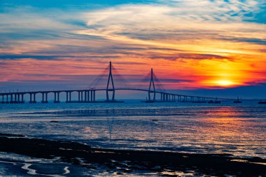 Incheon köprü gece sahne. Çeşitli renklerin Incheon köprü gece görünümü. Denizin üzerine düşünceler. Incheon Havaalanı Incheon köprüye. Kore Cumhuriyeti.