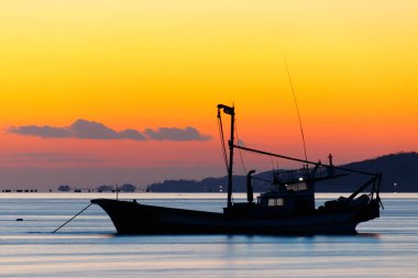 Bağlantılı deniz balıkçı teknesi. gün batımı ve balıkçılık tekne. Kore Batı Denizi. Ganghwa-gun, Incheon, Güney Kore.