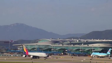 Seul, Güney Kore - 20 Mayıs 2019 - Incheon Airport, Seul, Güney Kore, Asya. Incheon havaalanına uçak iniş.