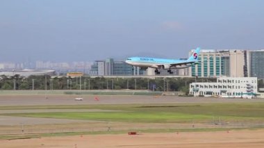 Seul, Güney Kore - 20 Mayıs 2019 - Incheon Airport, Seul, Güney Kore, Asya. Incheon havaalanına uçak iniş.