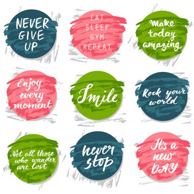 Üzerinde ilham verici alıntılar ve sıçramalar olan el yazması harfler.