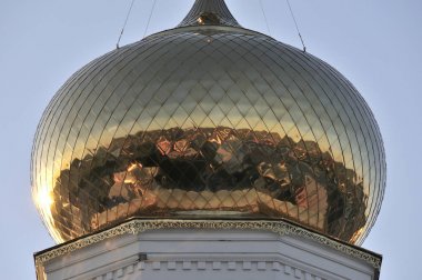 Rusya - Mayıs 2019: İsa Katedrali, Rus Ortodoks Katedrali. Altın kubbede kentsel evlerin yansıması görülebilir