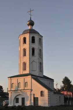 Akşam bir yaz günü Volga nehri kıyısında Rusya'da Ortodoks Hıristiyan beyaz taş Kilisesi