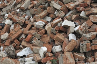 İnşaat alanındaki kırık kırmızı tuğla ve beton yığını detayları kapat - yıkım kavramı