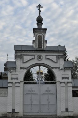 Kutsal Ruh Avlusu Ortodoks Kilisesi giriş kapısı, Rusya. Mavi gökyüzü ve beyaz bulutlar