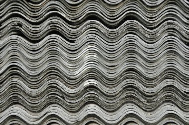 Kiremit çatı ev yapımında kullanılmak üzere yığılmış. İnşaat asbest-çimento levhalar. Seramik desen arka plan yığını