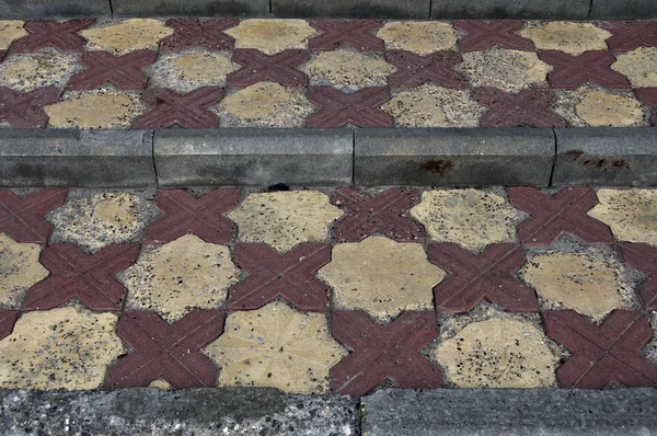 Beton bir kentsel merdiven yakın görünümü. Mozaikli açık hava merdivenleri. Mozaik doku ile birçok adım. Yatay çizgilerin ve bantların deseni