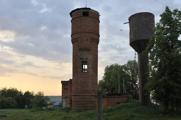 En gammal tegel vattentorn, byggd i början av 1900-talet, nu oanvända. Vatten pumpades till tanken på toppen från en närliggande bäck — Stockfoto