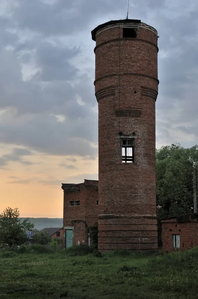 En gammal tegel vattentorn, byggd i början av 1900-talet, nu oanvända. Vatten pumpades till tanken på toppen från en närliggande bäck — Stockfoto
