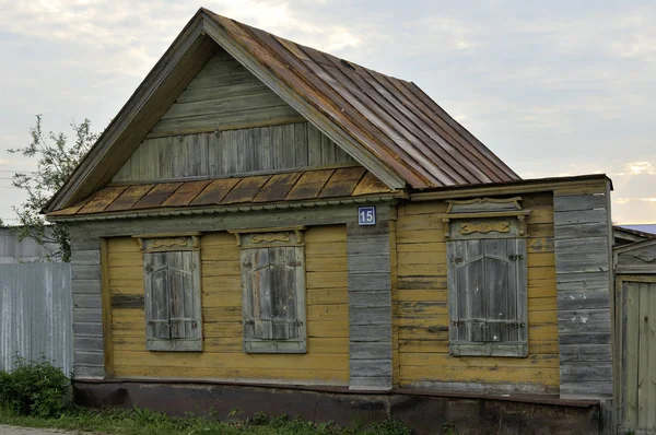 Aan boord van ramen op de oude houten muur van het huis. Carving siert het oude raam. De muren van het huis van de oude logs close-up. Oud gebouw — Stockfoto