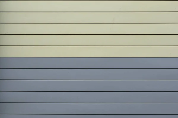 Metal bir çizgi gri sarı renk arka plan modern siding tarafından bölünmüş ev duvar
