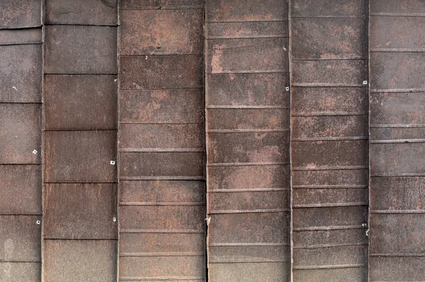 Binanın eski kırmızı metal çatı, metal, closeup doku veya arka plan hasar bir sürü
