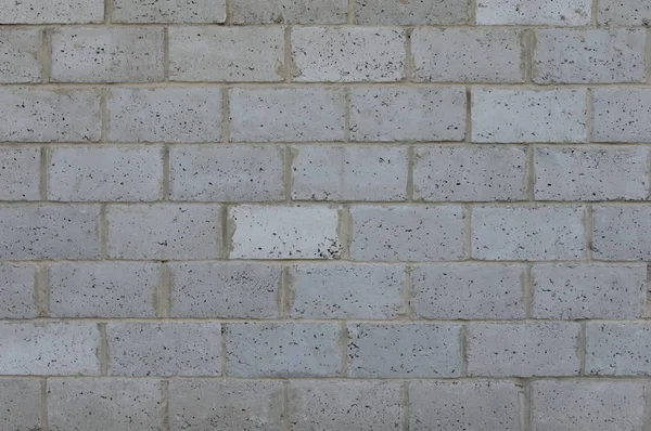 Soyut yıpranmış doku, eski açık gri alçı boyası ve kırsal odada eskimiş beyaz tuğla duvar arka planı, kirli paslı taş işçiliği teknolojisi duvar kağıdı rengi yatay mimari duvar kağıdı.