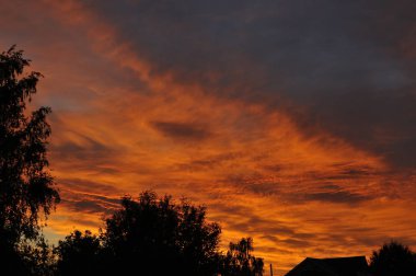 Doku, arka plan, desen. Gökyüzü gün batımında, şafakta. Renkli bulutlar, kırmızı, turuncu, pastel renkler. Alacakaranlıkta romantik pastel gökyüzü. dinamik dramatik etkileyici bulutlar ile gökyüzü