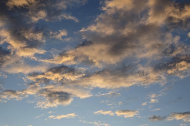Kırsal kesimde gün doğumu. Bir gün doğar. Güneşin güneşin karanlıkla olan turuncu zıtlığı. Bu manzarayı güzel bir şey yapıyor. Siyah güneşle birlikte erir.
