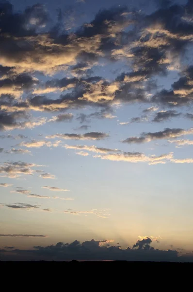 Kırsal kesimde gün doğumu. Bir gün doğar. Güneşin güneşin karanlıkla olan turuncu zıtlığı. Bu manzarayı güzel bir şey yapıyor. Siyah güneşle birlikte erir.