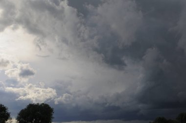 Bu karanlık ve dramatik fırtına bulutları sıcak, nemli bir yaz öğleden sonra doğrudan havai gelişmiştir. Şiddetli bir fırtına ve kasırga uyarısı kısa bir süre sonra gelen tehlikeyi hissedebiliyordunuz.