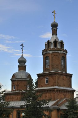 Altın kubbeli Ortodoks Hıristiyan Katedrali ve gökyüzüne haçlar, ilkbahar günü. Tserkov' Smch.kharlampiya, Tsivilsk, Rusya Federasyonu