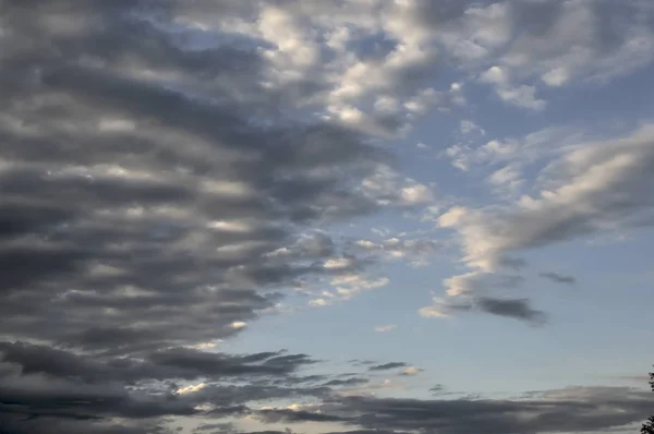 Kırsal kesimde gün doğumu. Bir gün doğar. Güneşin güneşin karanlıkla olan turuncu zıtlığı. Bu manzarayı güzel bir şey yapıyor. Siyah güneşle birlikte erir.