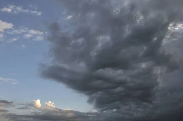 Kırsal kesimde gün doğumu. Bir gün doğar. Güneşin güneşin karanlıkla olan turuncu zıtlığı. Bu manzarayı güzel bir şey yapıyor. Siyah güneşle birlikte erir.
