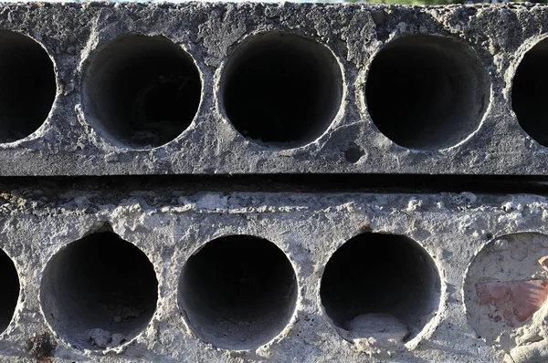 Bir ev inşa fabrika atölyesinde prekast betonarme içi boş korbe beton levhalar Yığını. Seçici odak. Yakın çekim fotoğraf, sığ alan derinliği, bulanık arka plan