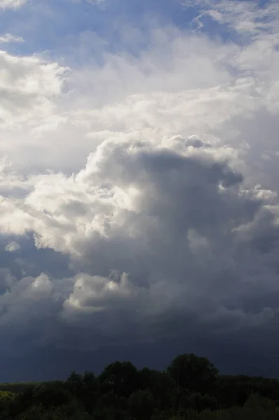 Bu karanlık ve dramatik fırtına bulutları sıcak, nemli bir yaz öğleden sonra doğrudan havai gelişmiştir. Şiddetli bir fırtına ve kasırga uyarısı kısa bir süre sonra gelen tehlikeyi hissedebiliyordunuz.