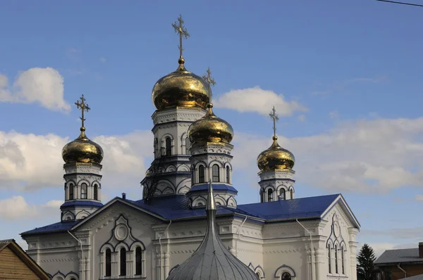 Altın kubbeli Ortodoks Hıristiyan Katedrali ve gökyüzüne haçlar, ilkbahar günü. Sobor Tikhvinskoy Ikony Bozhiyey Materi, Tsivilsk, Rusya Federasyonu