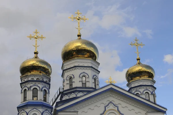 Altın kubbeli Ortodoks Hıristiyan Katedrali ve gökyüzüne haçlar, ilkbahar günü. Sobor Tikhvinskoy Ikony Bozhiyey Materi, Tsivilsk, Rusya Federasyonu