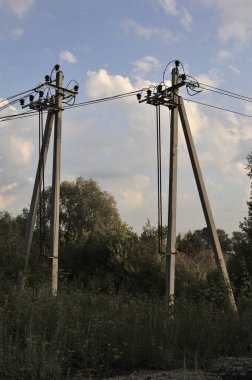 Aşağı-kavşak güç istasyonu bir arka plan bulutlu gökyüzü üzerinde çok yüksek gerilim kule