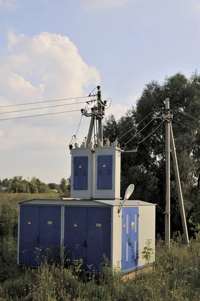 Enerji endüstrisinin arka planında elektrik şebekesine hizmet veren yüksek gerilimli trafo santralinin karmaşık kabloları var.