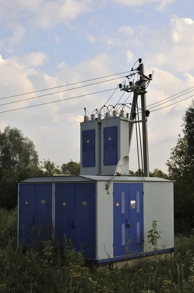 Enerji endüstrisinin arka planında elektrik şebekesine hizmet veren yüksek gerilimli trafo santralinin karmaşık kabloları var.