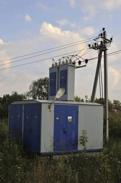 Enerji endüstrisinin arka planında elektrik şebekesine hizmet veren yüksek gerilimli trafo santralinin karmaşık kabloları var.