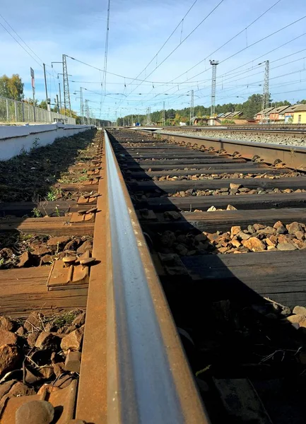 夏の青空の下で鉄道 — ストック写真