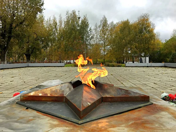 Ewige Flamme Vor Dem Tempel Einem Schönen Herbsttag — Stockfoto