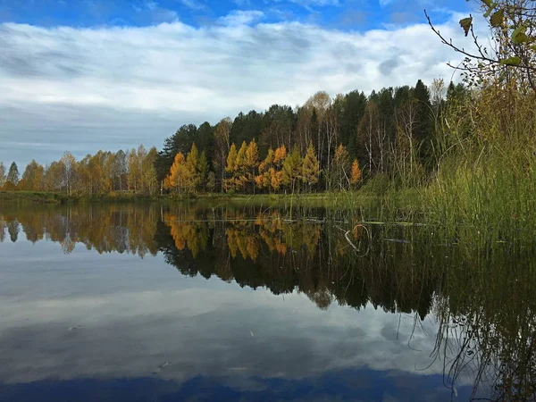 Красивое Озеро Облаками Осенью — стоковое фото