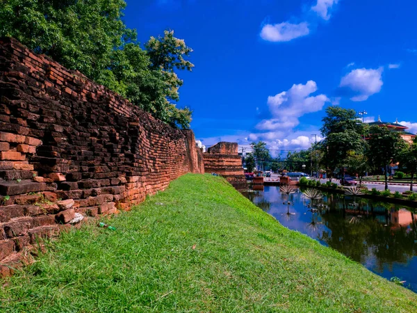 Conner Chiang Mai, Sree Phum conner, eski rendeleyin duvar ve Conner Chiang Mai, peyzaj yeşil çim kanal ve mavi gökyüzü viwe.