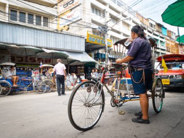Bir adam spinner ve Chiang Mai Tayland bir üç tekerlekli bisiklet. Şehir Waroros Pazar yolcu. Chiang Mai eski şehir Tayland, Asya, seyahat yavaş hayatta