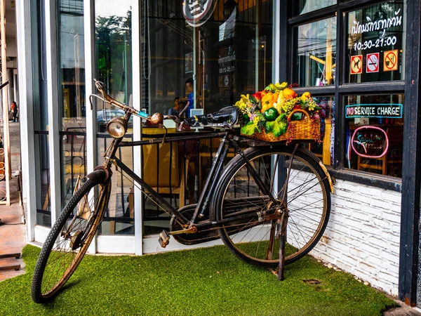 Stary Rower Warzywa Kosz Stary Rower Warzyw Kwiatów Przed Restauracja — Zdjęcie stockowe