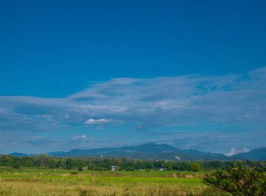 Under Yeşil ve dağ manzaralı, mavi gökyüzü, bulut, güzellik doğa manzaraları.